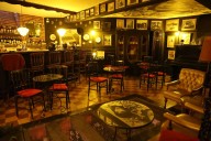Una joya fuera del radar. Abrió un singular bar oculto en el sótano de un viejo almacén de ramos generales
