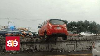 Accidente en Paseo Tollocan deja auto volcado y otro colgando del puente