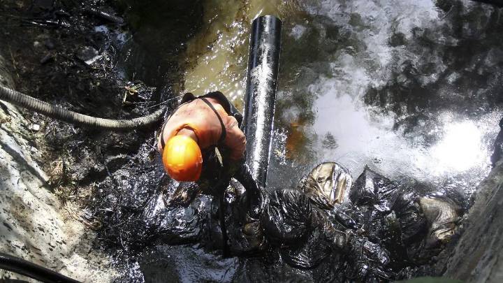 Marina contiene derrame de hidrocarburos en el río Pantepec, en Veracruz