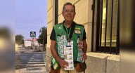 El vendedor de la ONCE que vuelve a repartir suerte en Trujillo: "Me quedan premios por dar"