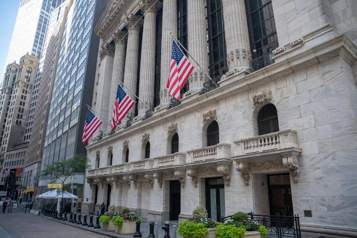 El Dow Jones se hunde 700 puntos, el S&P 500 y el Nasdaq se desploman mientras Trump amenaza con un “aumento masivo” de los aranceles a China