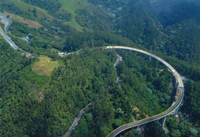 Cierre total de la vía en Alto de La Línea por derrumbe: un conductor quedó atrapado