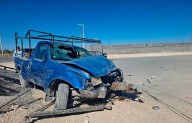 Arranca poste de CFE y destroza su vehículo en Acuña