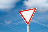 Para prevenir siniestros. ¿Qué significa la señal triangular de tránsito?