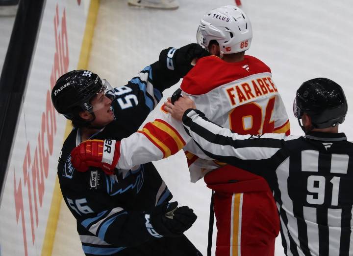 Deadspin | Mammoth hang on vs. Flames in home opener