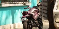 ¿De cuánto es la multa por conducir motos sobre la acera?