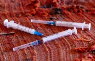Advierten del peligro del “bluetoothing”, la práctica de compartir sangre de personas intoxicadas con una droga