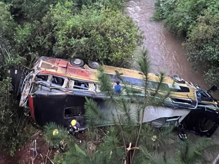 Tragedia en Misiones: un micro cayó desde un puente tras chocar y hay al menos dos muertos