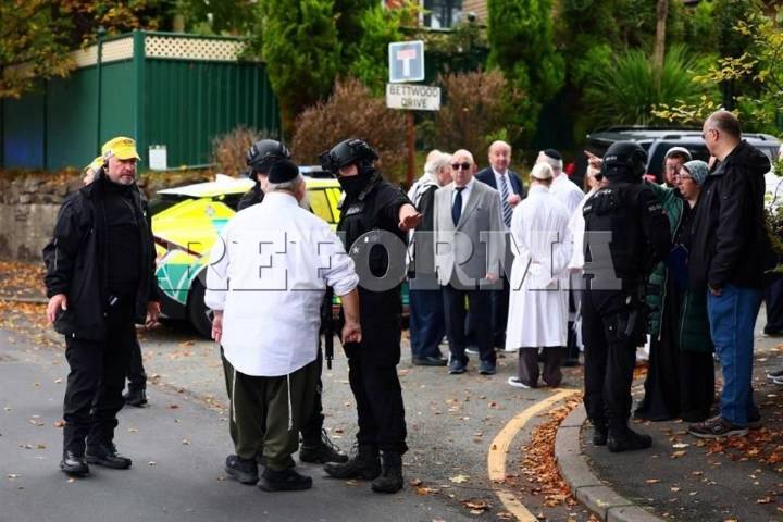 Mata sujeto a dos y lesiona a tres en sinagoga en Manchester