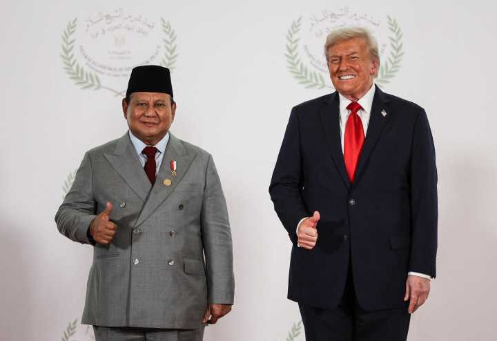 Trump overheard on 'hot mic' apparently talking business with Indonesian leader