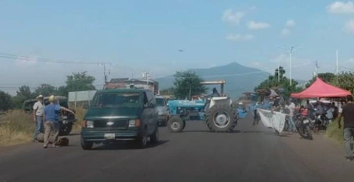 Actualización vial: reportan bloqueos en 6 carreteras de Michoacán