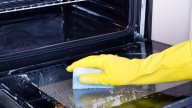 Limpiá el horno sin esfuerzo con esta útil técnica para quitar la grasa pegada en pocos minutos