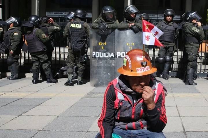 Crisis monetaria de Bolivia y la batalla entre dos derechas