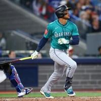 Mariners rout Blue Jays to seize 2-0 lead in MLB playoffs