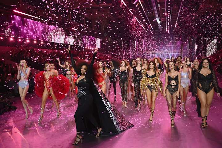 Victoria's Secret vuelve a la pasarela (pero no se encuentra a sí misma)