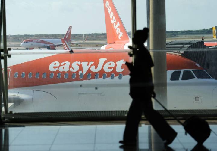 Bruselas expedienta a España por las multas a las aerolíneas que cobran el equipaje de mano