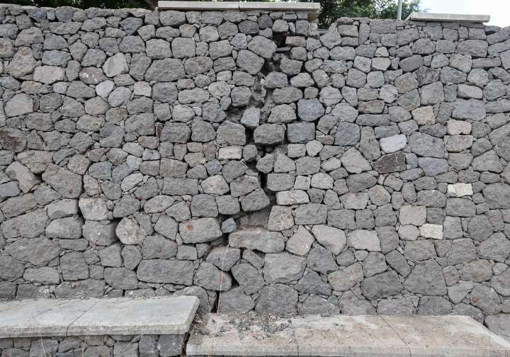 Indignación en Isla Perdida: «La plaza lleva más de 15 años cerrada, vacía y olvidada»