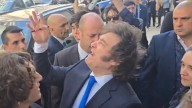 Milei la pasa mal en Mar del Plata: los vecinos lo insultaron en la calle