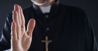 Estafas en Río Negro: la Iglesia alertó de un falso sacerdote que hackea cuentas de WhatsApp en el Alto Valle