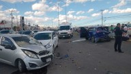 Fuerte choque deja una persona atrapada y caos vial