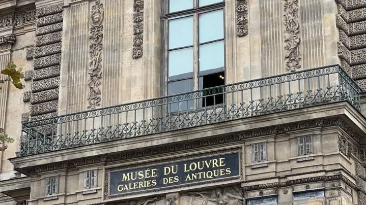 Louvre heist: Window used to loot ₹894 cr jewellery attracts visitors, netizens say 'Paris has a new tourist attraction'