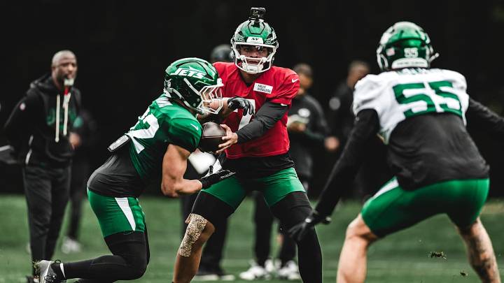 In London, Jets QB Justin Fields and Teammates Strengthen Bond