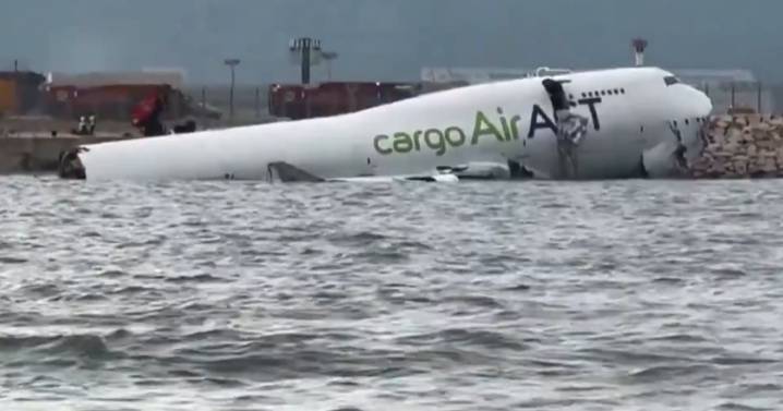 Un Boeing 747 se salió de la pista al aterrizar y terminó en el mar: hay dos muertos
