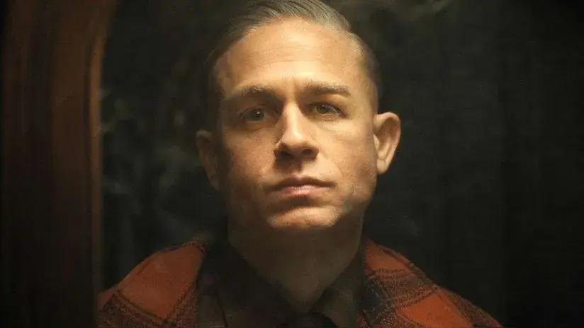 Aislamiento, transformación física y emocional extrema: así se preparó Charlie Hunnam para interpretar a Ed Gein
