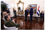 Maduro condecora a embajador de Cuba por su labor diplomática