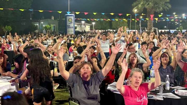 Cerca de 3.000 mamás festejaron su día en 9 de Julio