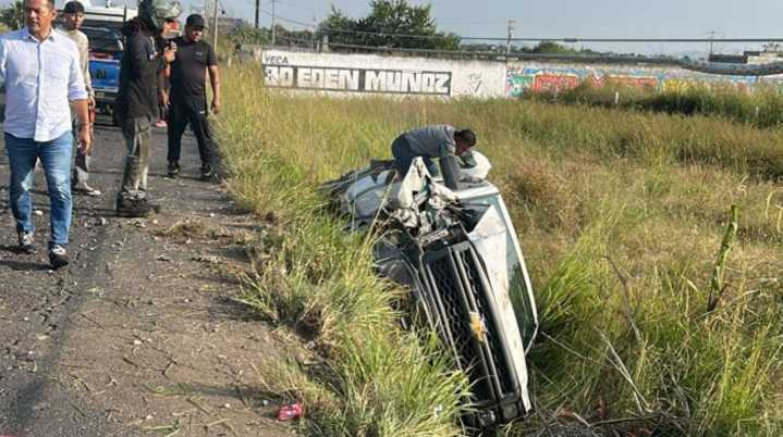 Deja un lesionado volcadura en la autopista Cuautla