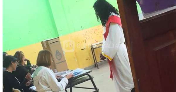 Norteño fue a votar vestido de Jesucristo y causó sorpresa en toda la escuela