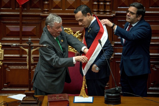 AP Explica: Cómo Perú llegó a sumar su séptimo presidente en nueve años y qué escenario se abre