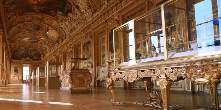 Así es el Salón Apolo, la sala del Louvre donde se exhibían las joyas de la Corona francesa robadas