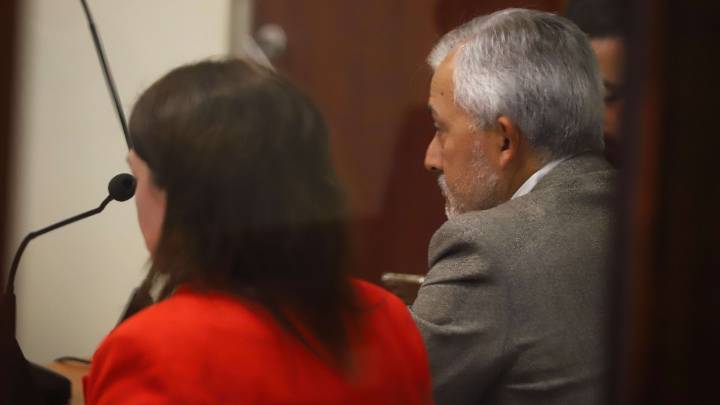 Fue dejado en libertad: Condenan a exjuez acusado de grabar a mujeres sin consentimiento en gimnasio de Concón