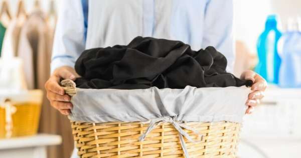 El truco del vinagre: cómo mantener la ropa negra como nueva al lavar