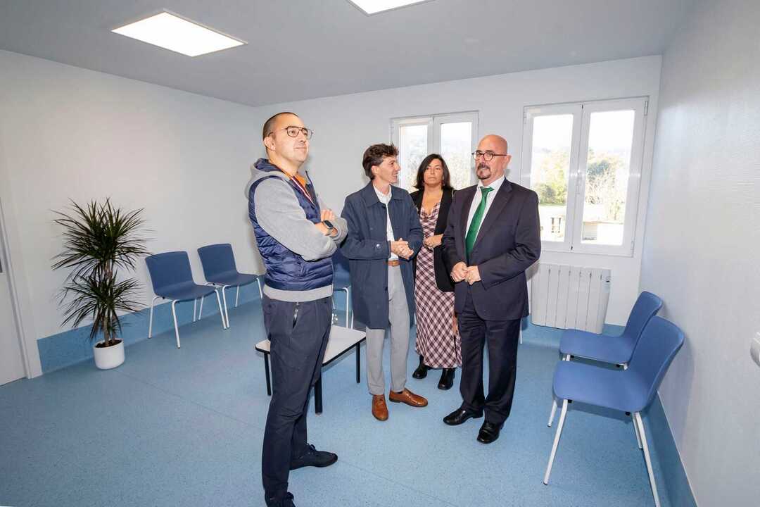 Pascual ratifica su apuesta por mejorar los consultorios rurales de Cantabria durante su visita al de Pomaluengo