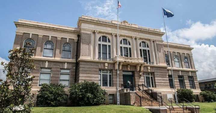 DeSoto clerk of court files lawsuit against former D.A.