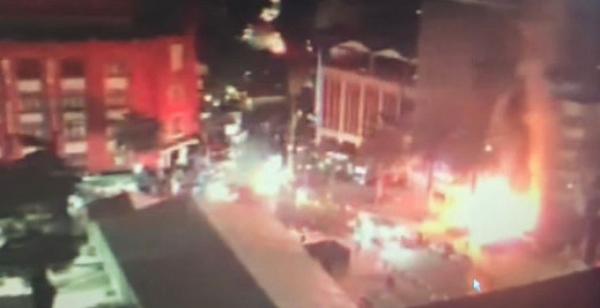 Se registra explosión e incendio en un restaurante cerca del Monumento a la Revolución