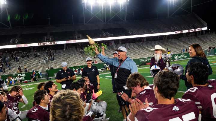 Wellington football's Peeples wins Denver Broncos coaching award