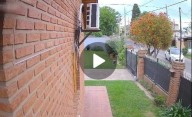 VIDEO.- Preocupa en un barrio de La Plata el "rondín" de un misterioso Peugeot 308