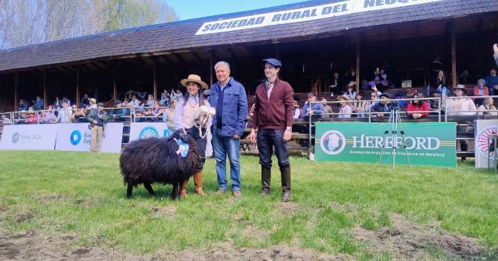 Sorpresa en Junín de los Andes, el gobernador de Neuquén dijo presente en la Expo Bovinos 2025 y hasta entregó premios