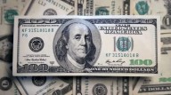 Analistas prevén una baja del dólar
