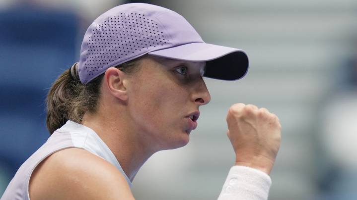 Wimbledon champion Iga Swiatek advances in the Wuhan Open