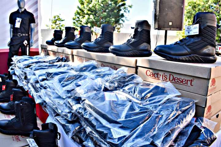 Milena Quiroga entrega 90 uniformes y reconoce labor de bomberos y Protección Civil de La Paz