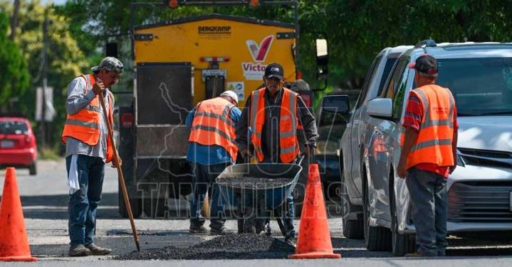 Cuadrillas siguen eliminando baches de avenidas y calles de Victoria