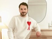 Álvaro Toledo, experto en decoración: “Colocar un cuadro que pondrías en el salón encima del inodoro es un truco económico para renovar el baño y hacer que parezca más elegante”