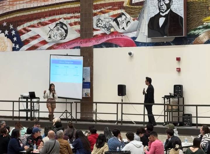 Entrenan a la comunidad en Chicago para vigilar legalmente la actividad de ICE y protegerse mutuamente