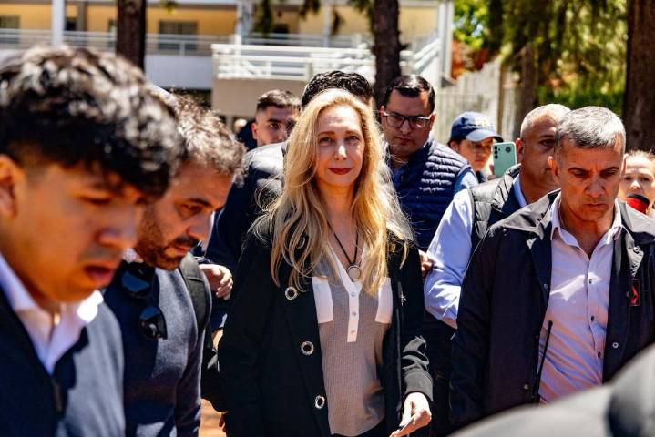 Karina Milei votó custodiada por un numeroso grupo de militantes y personal de seguridad