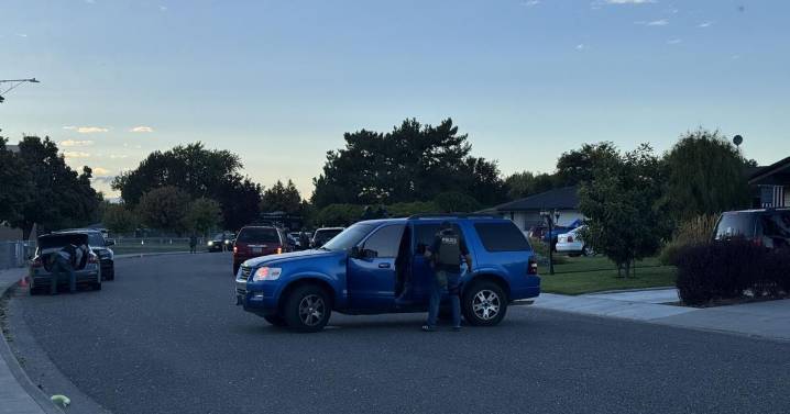 Richland neighborhood residents advised to stay inside during SWAT search